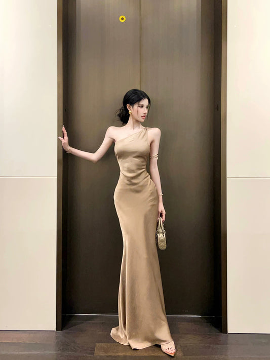 娇媚柔雅 宴会高级感斜肩气质连衣裙 Gracefully Alluring One-Shoulder Elegant Dress for a Sophisticated Evening Look
