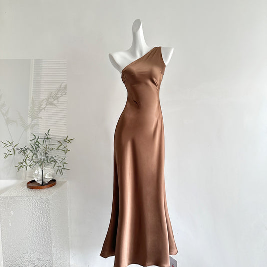 娇媚柔雅 宴会高级感斜肩气质连衣裙 Gracefully Alluring One-Shoulder Elegant Dress for a Sophisticated Evening Look