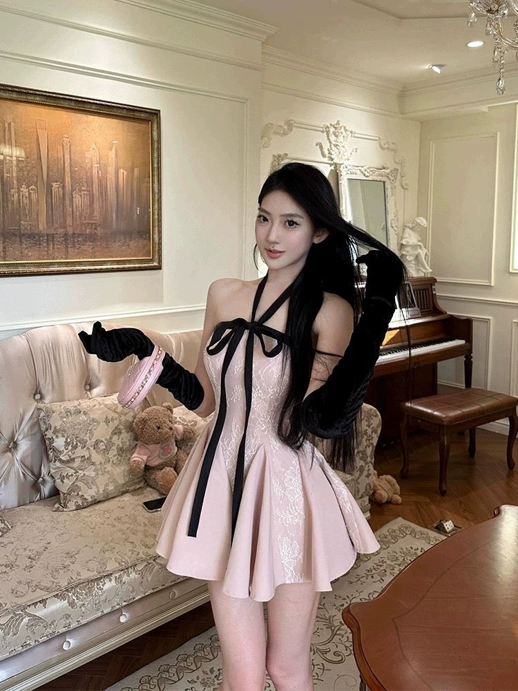 鸢尾花 粉色千金风蕾丝A字连衣裙 Pink princess-style lace A-line dress with iris detailing