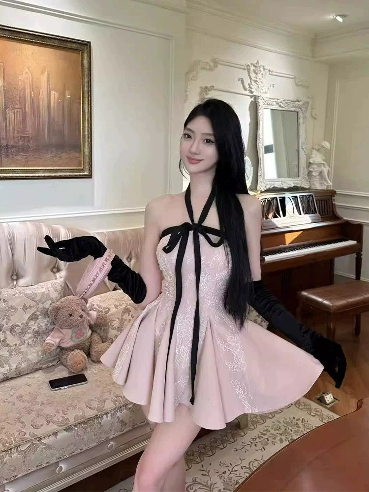 鸢尾花 粉色千金风蕾丝A字连衣裙 Pink princess-style lace A-line dress with iris detailing