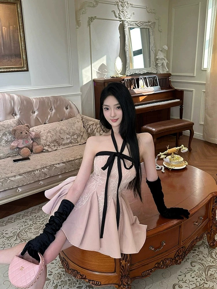 鸢尾花 粉色千金风蕾丝A字连衣裙 Pink princess-style lace A-line dress with iris detailing