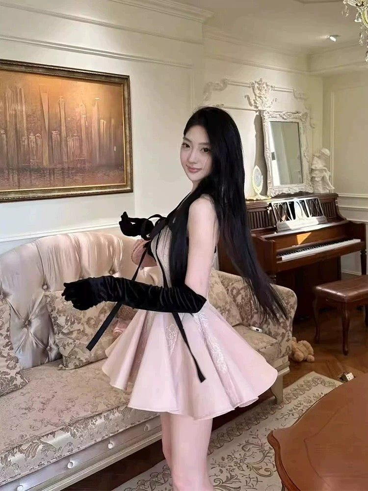 鸢尾花 粉色千金风蕾丝A字连衣裙 Pink princess-style lace A-line dress with iris detailing