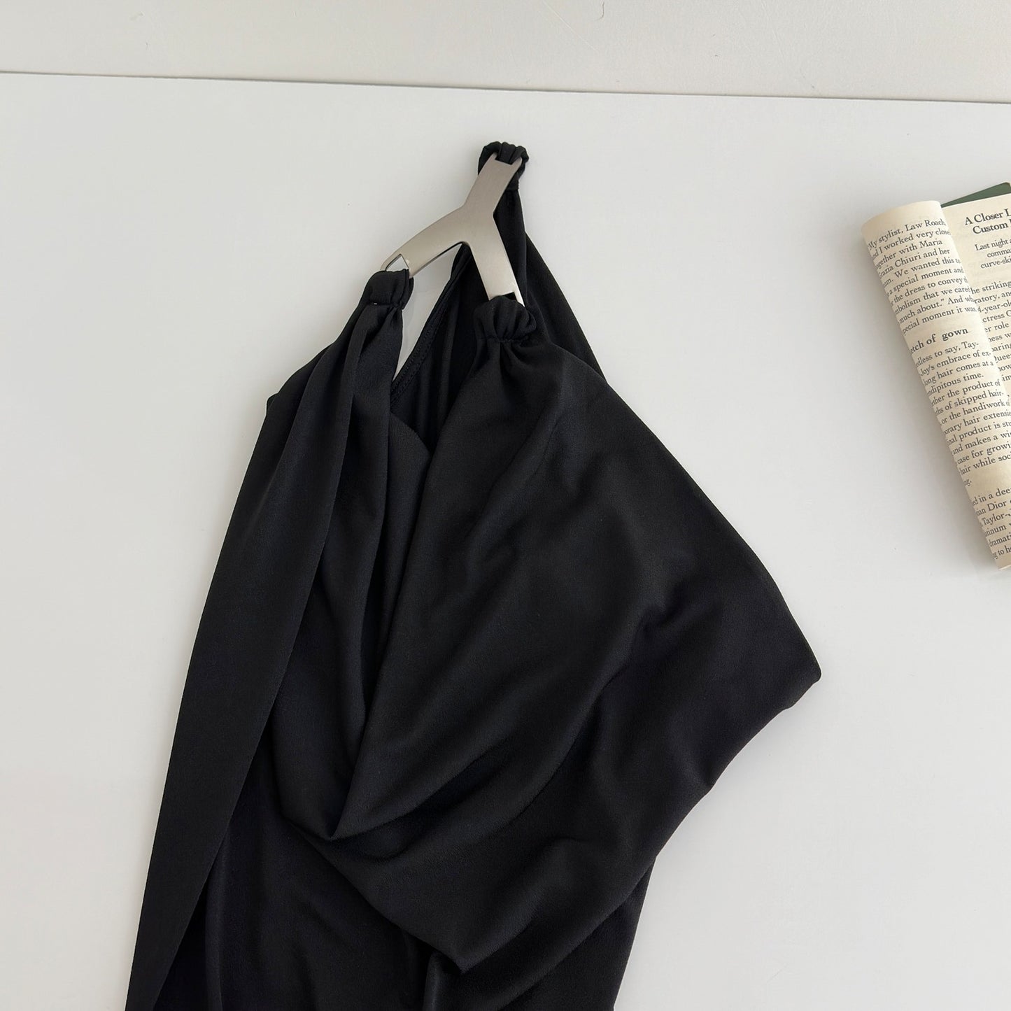 瞒天过海 挂脖不规则高腰包臀连衣裙 Undercover Allure - Sleek Halter Irregular High-Waisted Bodycon Dress
