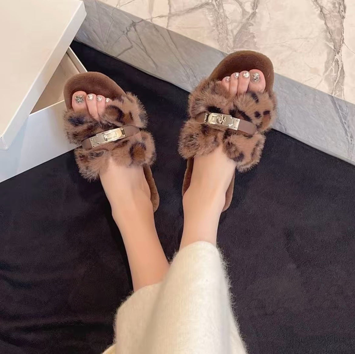 极简主义 金扣交叉毛毛一字拖 Minimalist Metal Buckle Criss-cross Faux Fur Slides