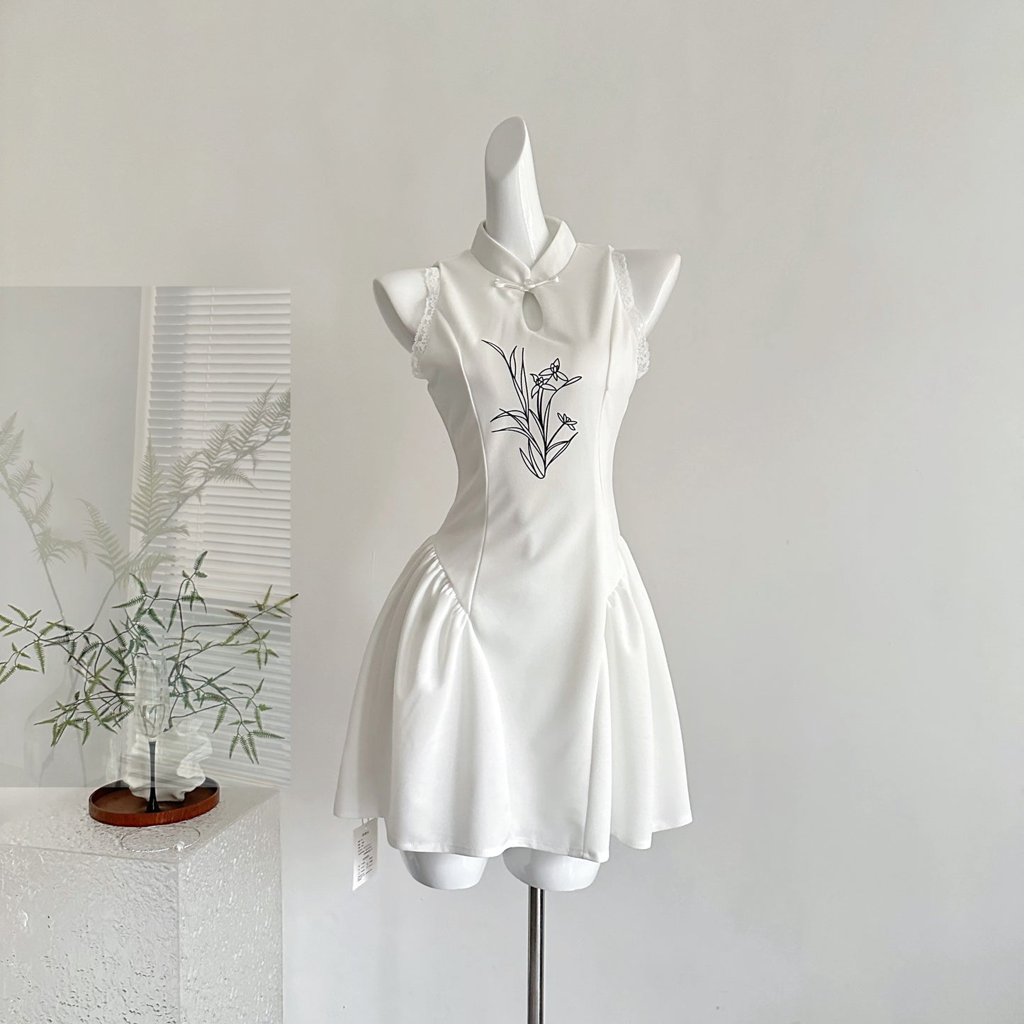 无尽夏 新款设计收腰挂脖无袖连衣裙 Endless Summer New Design Halter Neck Sleeveless Dress with a Fitted Waist