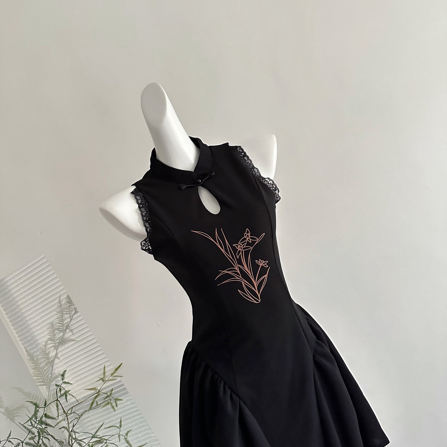 无尽夏 新款设计收腰挂脖无袖连衣裙 Endless Summer New Design Halter Neck Sleeveless Dress with a Fitted Waist