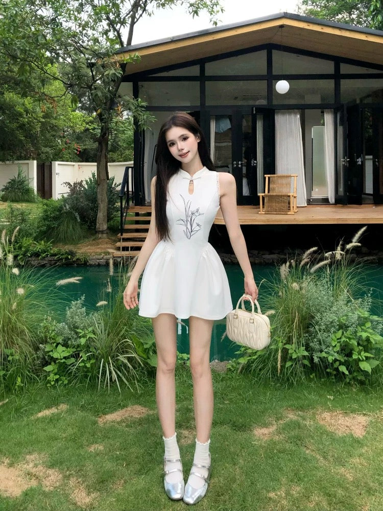 无尽夏 新款设计收腰挂脖无袖连衣裙 Endless Summer New Design Halter Neck Sleeveless Dress with a Fitted Waist