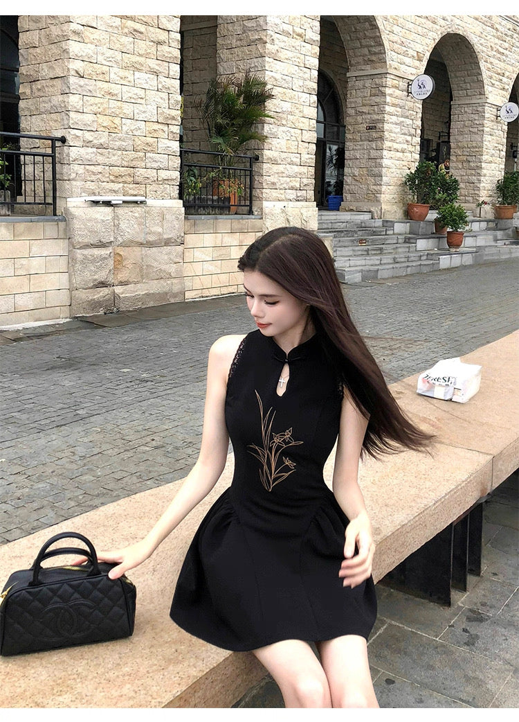 无尽夏 新款设计收腰挂脖无袖连衣裙 Endless Summer New Design Halter Neck Sleeveless Dress with a Fitted Waist